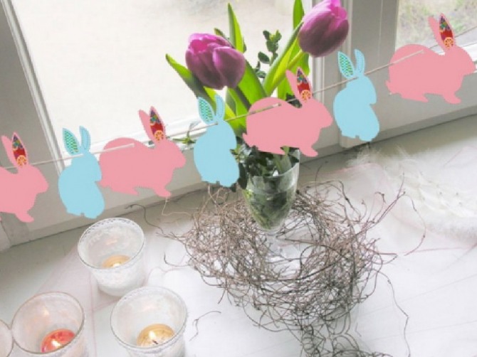декор подоконника на пасху - цветные зайчики, свечи, тюльпаны
