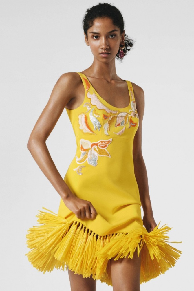 Желтое летнее платье-майка с бахромой и цветочными аппликациями.