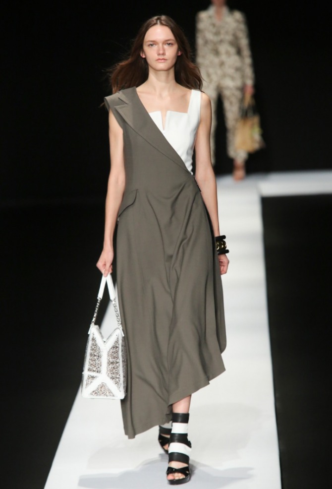 модное комбинированное летнее платье миди с асимметричным подолом