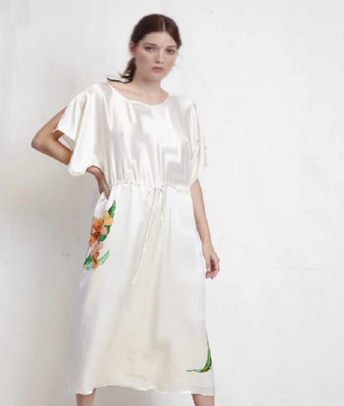 белое атласное летнее платье с вышивкой - мода на летний сезон для женщин 50 лет