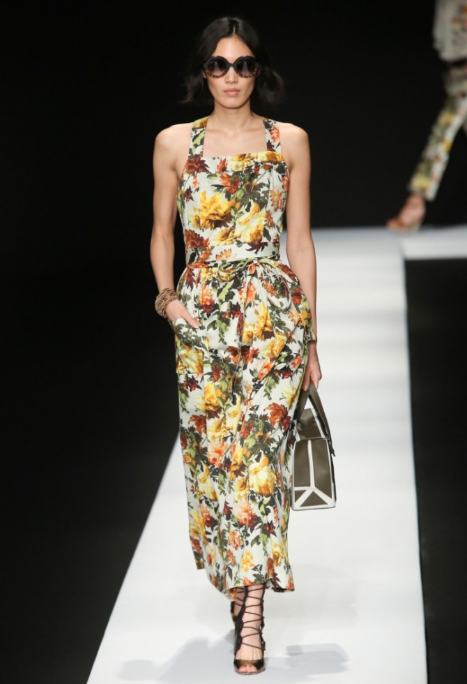 платье-сарафан из очень красивого набивного материала с крупными цветами