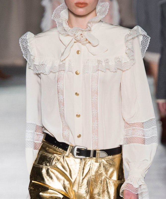 нарядная шифоновая блузка с кокеткой и кружевными оборками, бантом и металлическими пуговицами