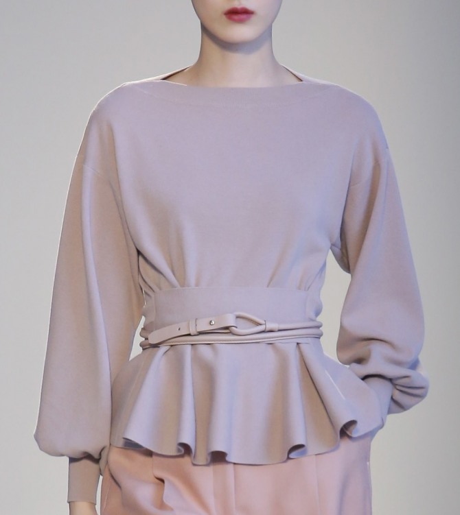 блузка цвета пудры с баской и кожаным ремешком