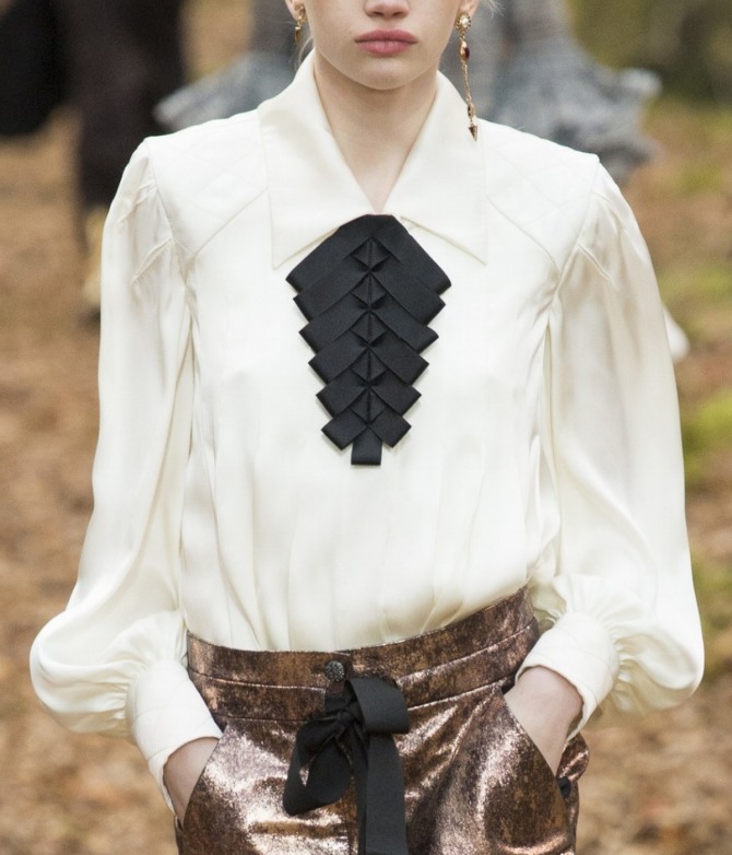 белая блузка с отделкой черными лентами от Chanel
