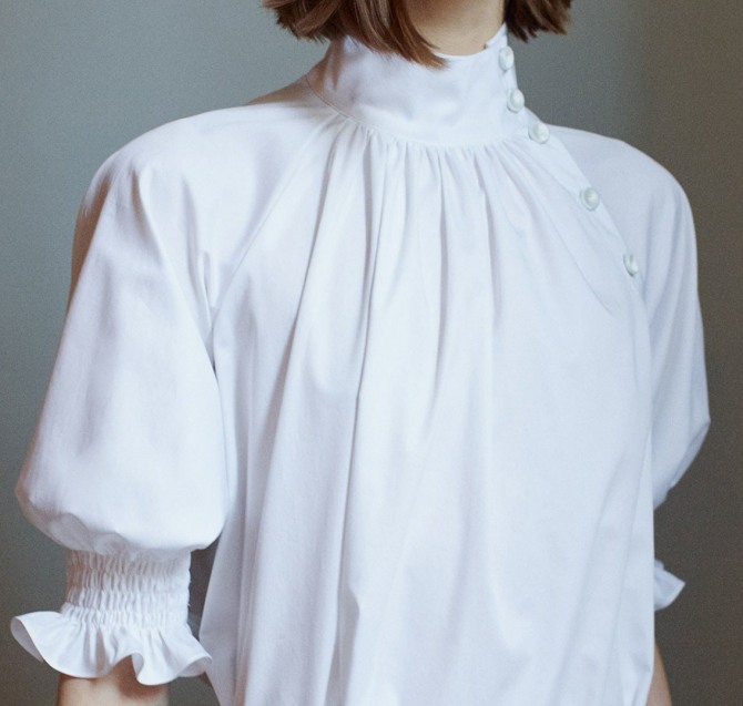 белая деловая блузка 2019 - высокий воротник-стойка на пуговках, рукава-фонарики на широкой резинке с воланом