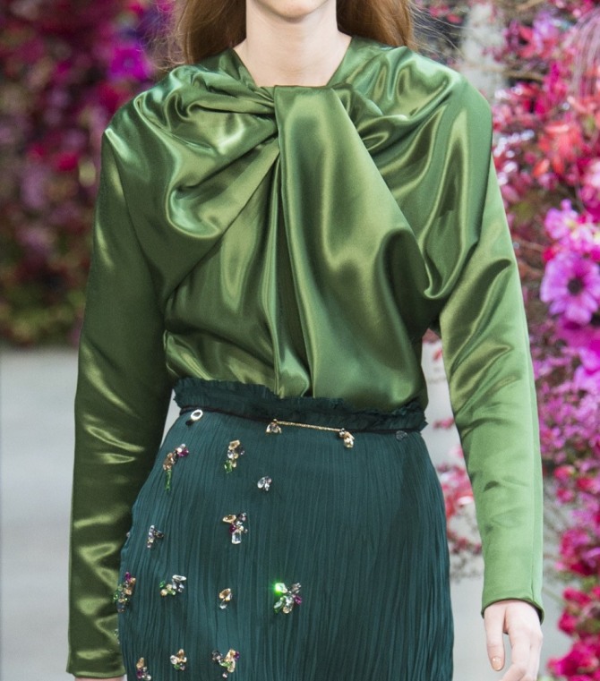 зеленая атласная нарядная блузка с драпировкой