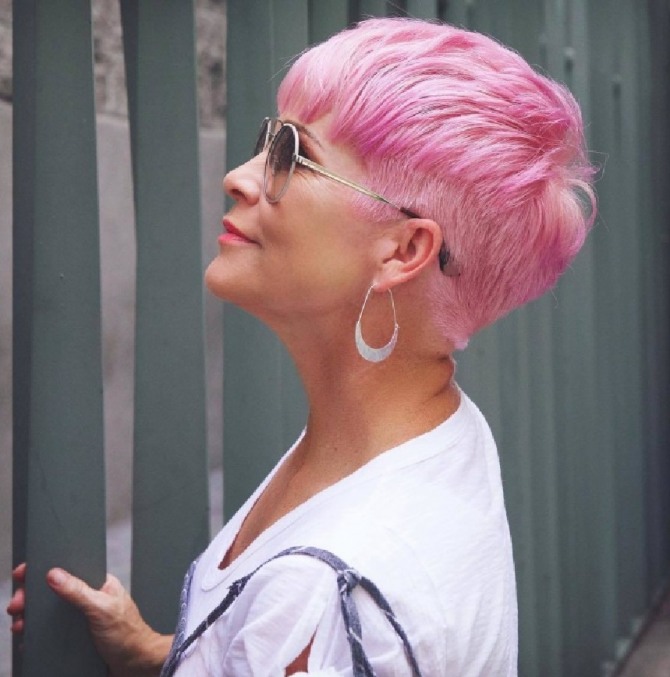 женщина 50 лет с розовыми волосами - стрижка пикси