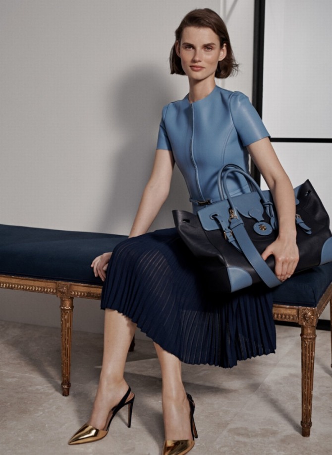 голубая блузка из кожи - деловая женская мода 2019