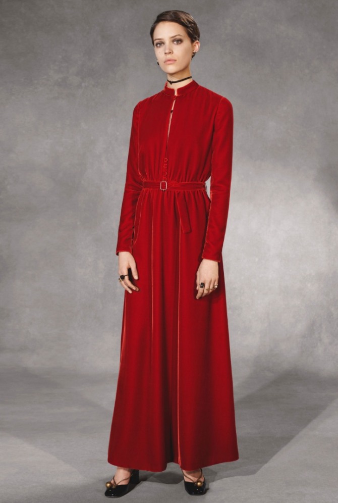 красное бархатное платье в пол с длинным рукавом и поясом