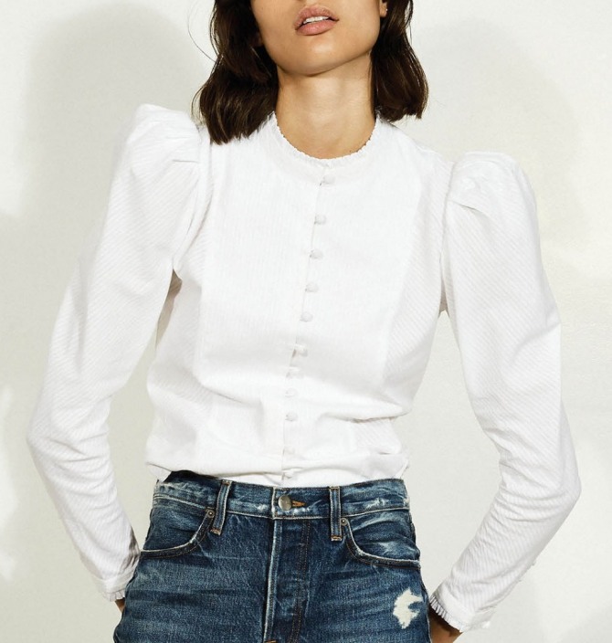 белая блузка с джинсами - фасон без воротника с застежкой на пуговках и с длинными рукавами-фонариками