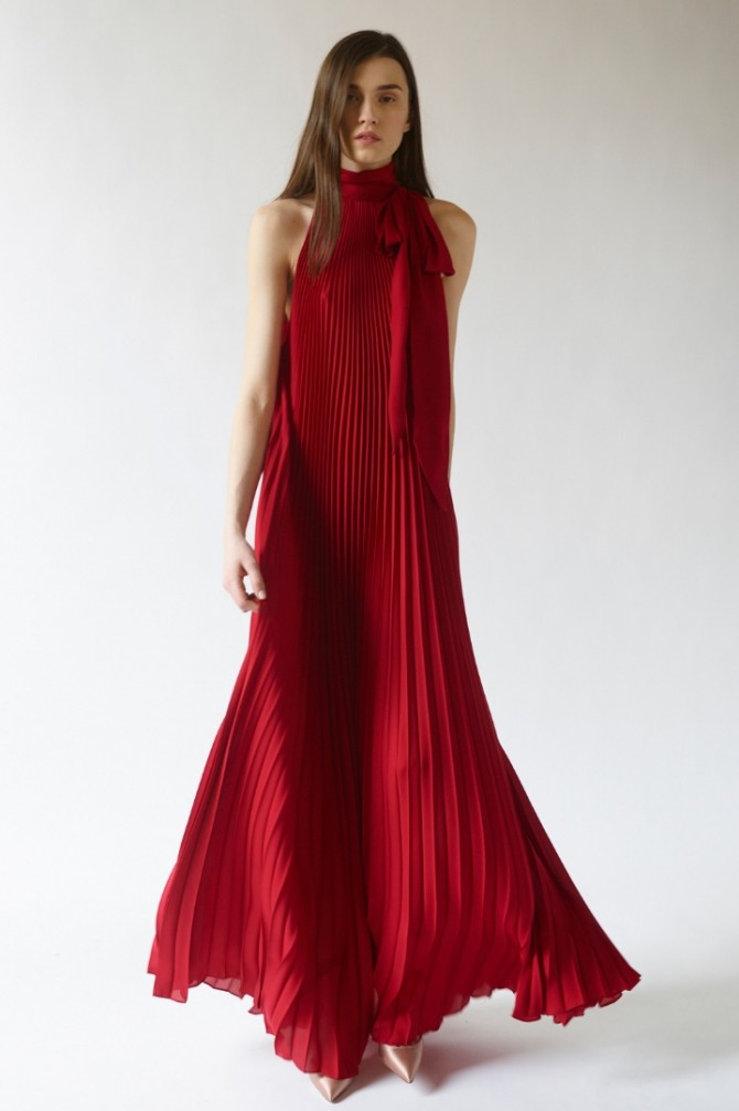 красное платье макси с плиссировкой