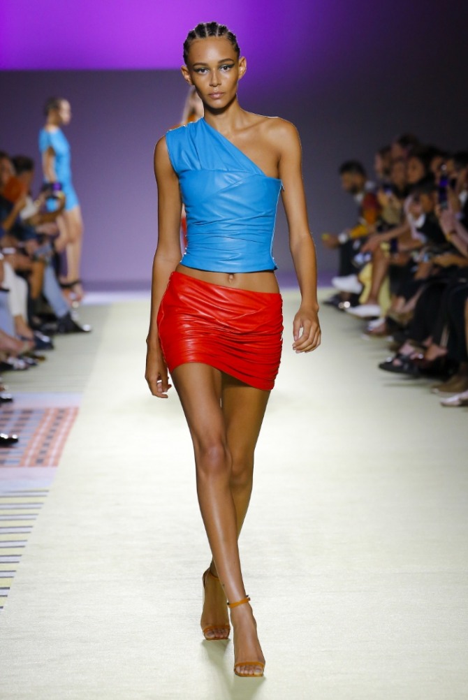 кожаная красная мини юбка с голубым кожаным топом