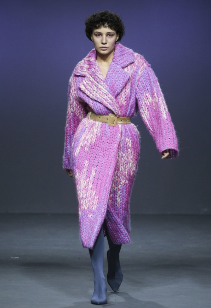 розовое теплое вязаное пальто из толстого трикотажа