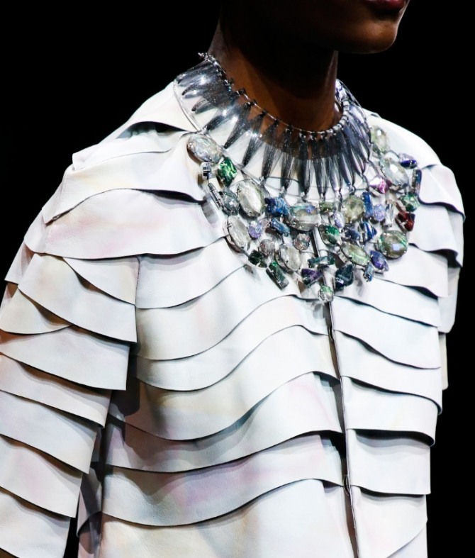 многослойное ожерелье от Армани - с модного показа Весна-лето 2019