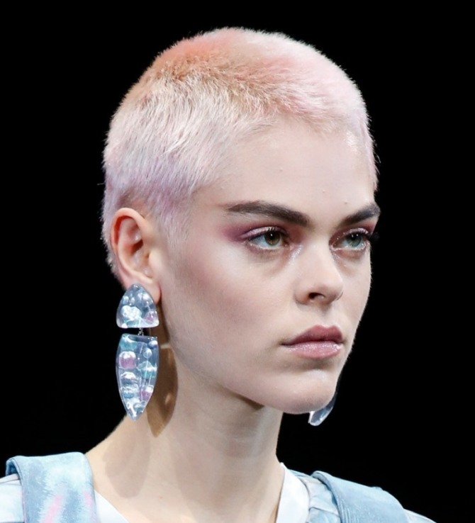 очень кототкая стрижка на розовых волосах - модный тренд 2019 года на весну и лето