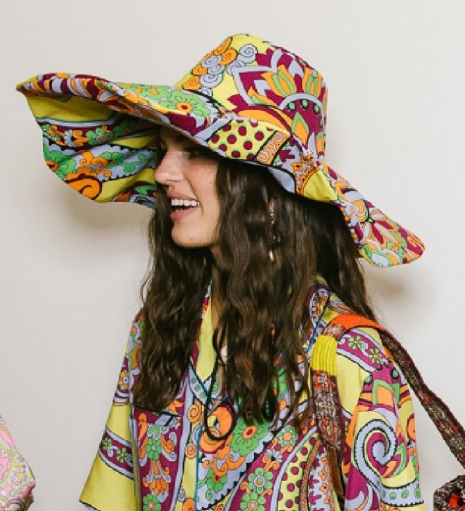 яркая летняя пестрая шляпа 2019 с веселым разноцветным рисунком и широкими полями