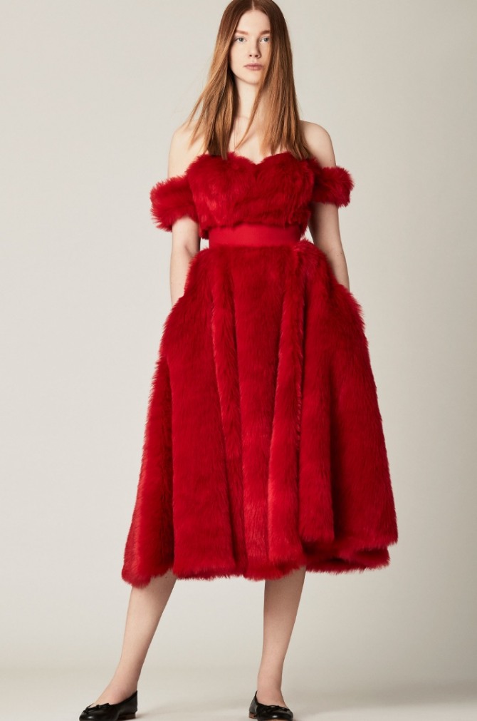 красное новогоднее платье миди с обнаженными плечами из искусственного мех