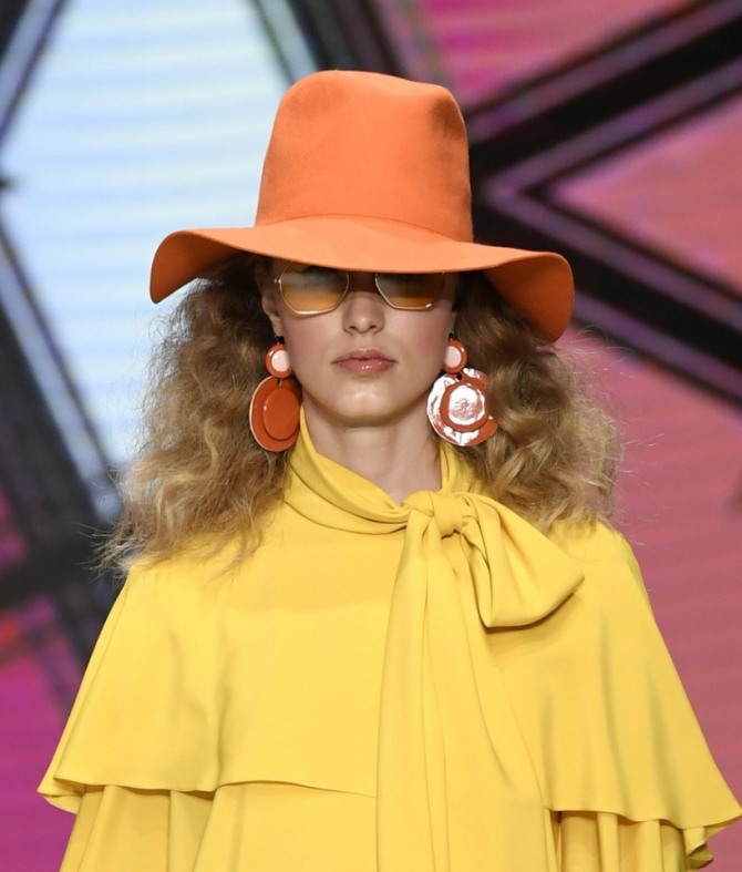оранжевая шляпа к желтому наряду