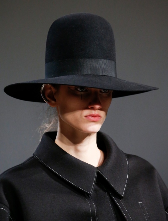 широкополая черная дамская шляпа с очень высокой тульей