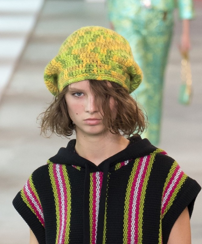 как носить модную вязаную шапку весна-лето 2019