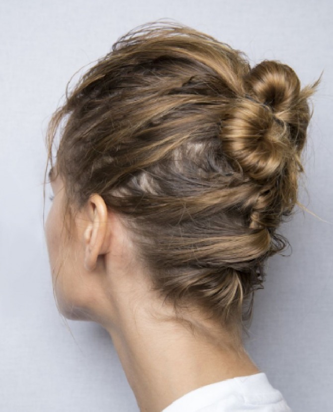 модная прическа для длинных волос весна-лето 2019 - пучок с разделенными прядями вид сзади