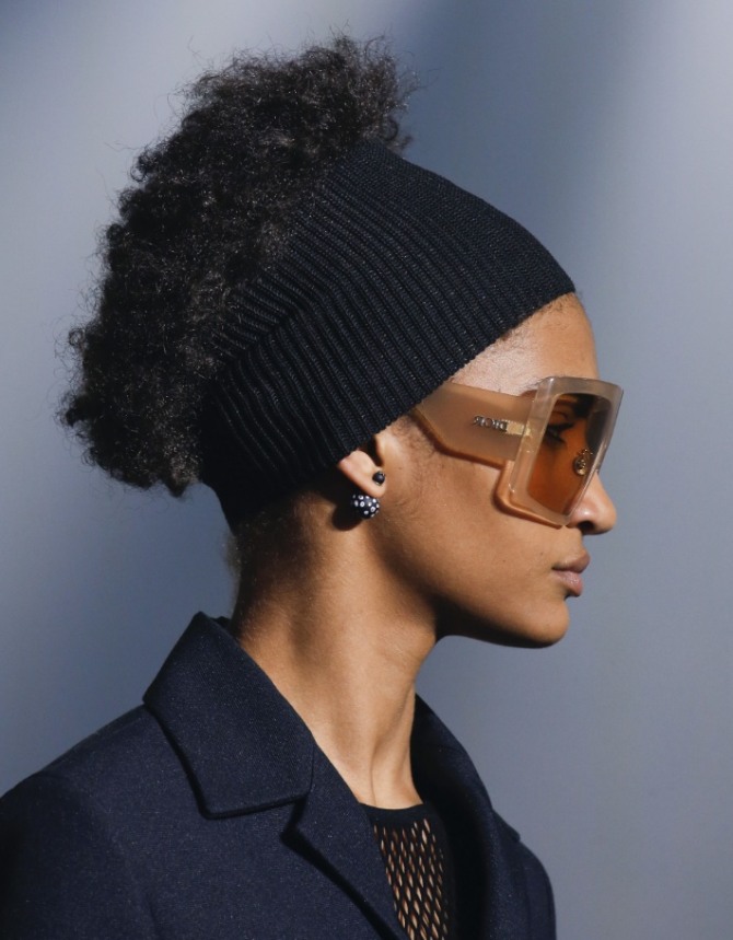 широкая черная вязаная повязка на голову - модный аксессуар 2019 года
