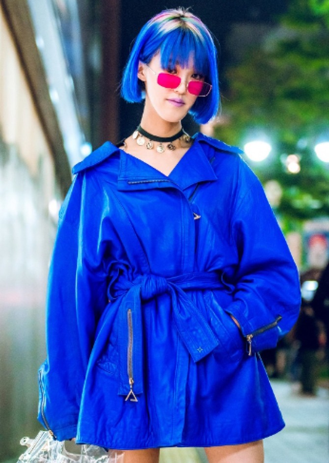 девушка в синем пальто с синими волосами и очками красного цвета - мода весна-лето 2019, стрижка каре