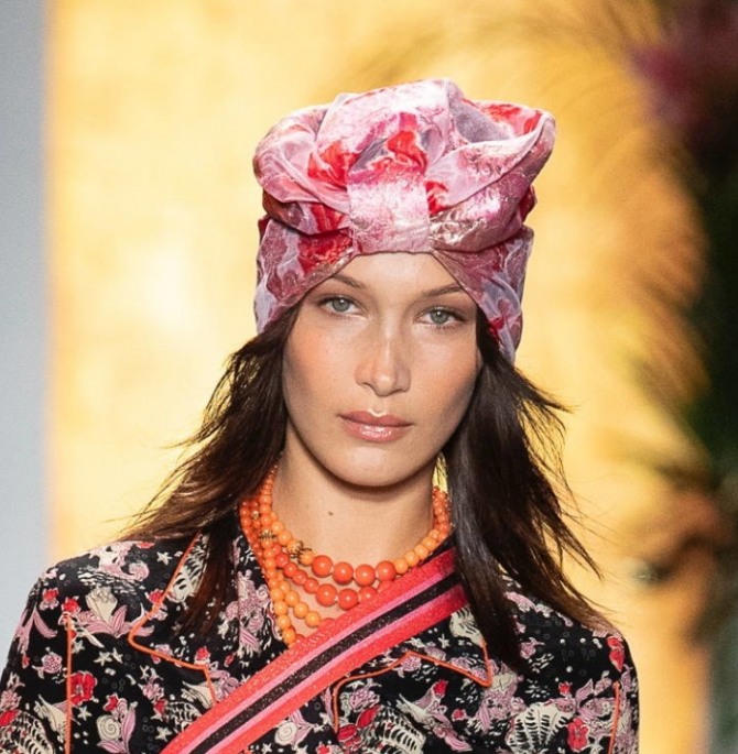 модный дамский головной убор на весну 2019 года - яркая цветастая чалма