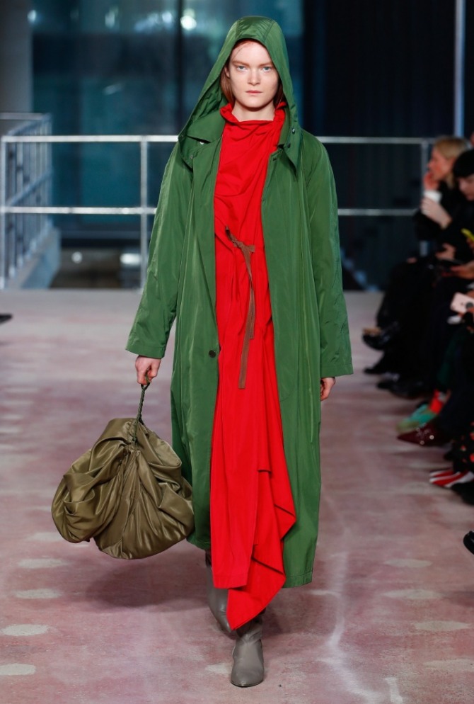 плащ макси зеленого цвета с капюшоном в сочетании с красным платьем