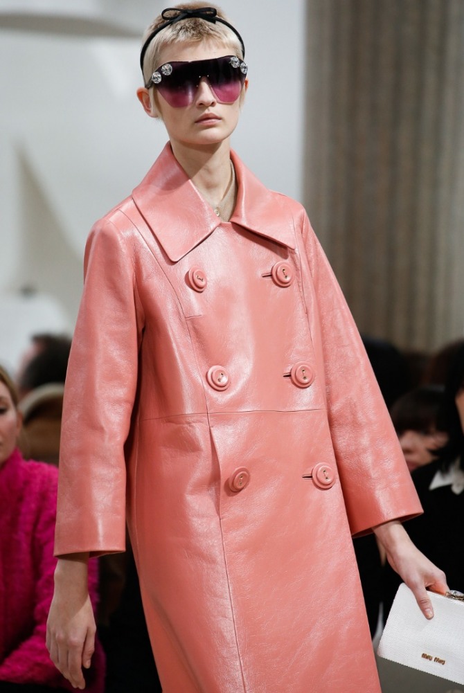 женский дизайнерский плащ из кожи розового цвета с двубортной застежкой - мода 2019 года