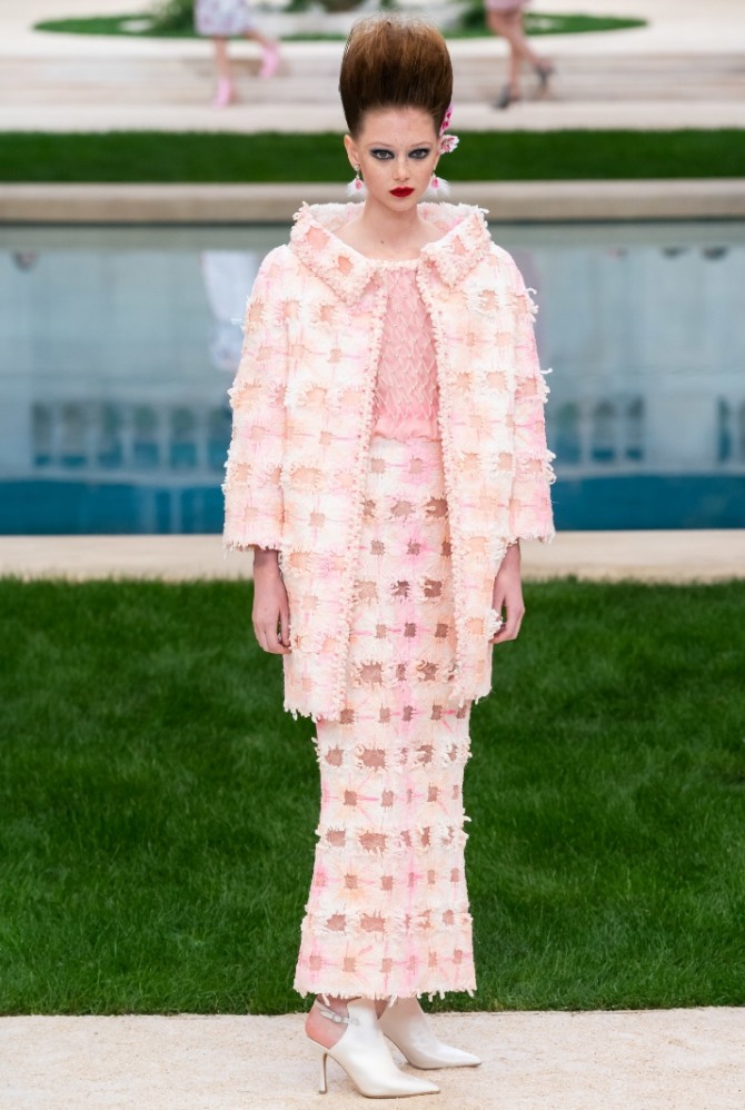 розовое короткое пальто весна 2019 от Шанель