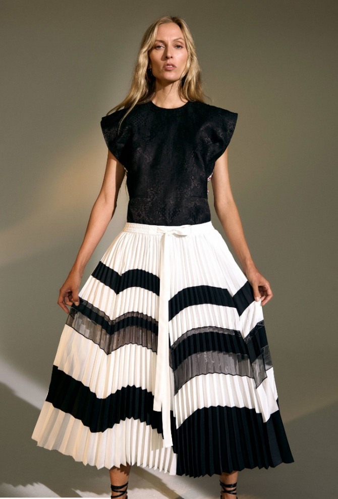 плиссированная юбка с крупными черно-белыми полосами
