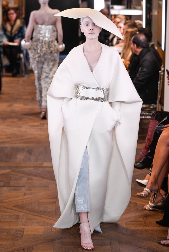 белое пальто макси фасон кимоно из кутюрной коллекции весна 2019 от бренда Balmain