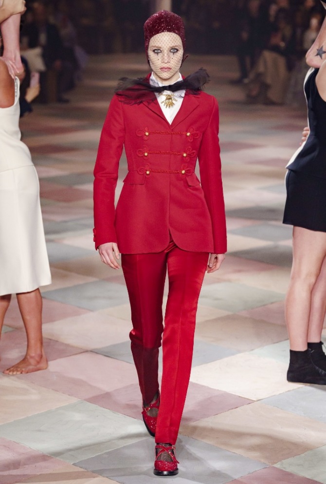 красный костюм для стройных девушек в военном гусарском стиле