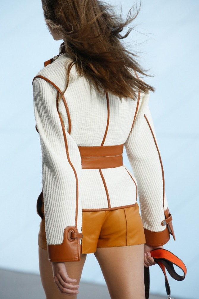 белая куртка с коричневой отделкой вид со спины