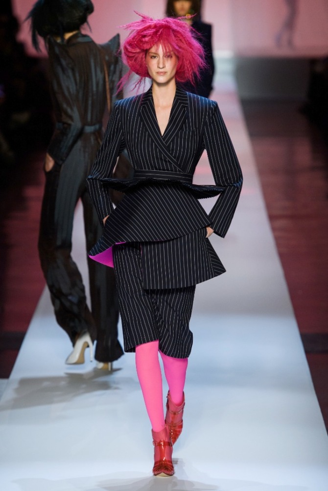 юбка плюс жакет с асимметричным кроем, принт - полоска, длина юбки - до колена, в сочетании с розовыми колготками и красными туфлями