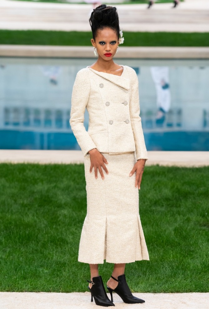 модные весенние образы 2019 для женщин за 60 - светлый костюм с юбкой от Шанель жакет с необычным воротником на юбке - встречные складки