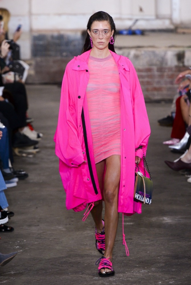 парка малинового яркого оттенка - весенние тенденции в курточной моде 2019 для молодежи