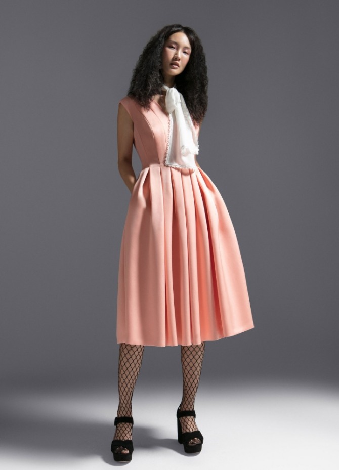 стильный женский образ для 8 марта - розовое отрезное по талии платье со складками на юбке