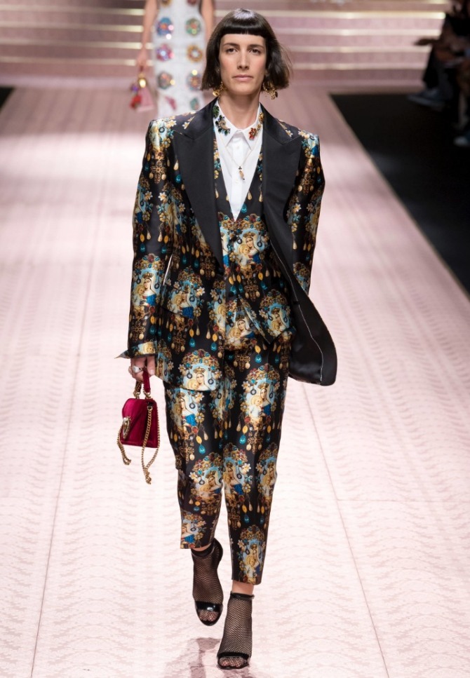 женский костюм Dolce & Gabbana с широкими плечами в мужском стиле