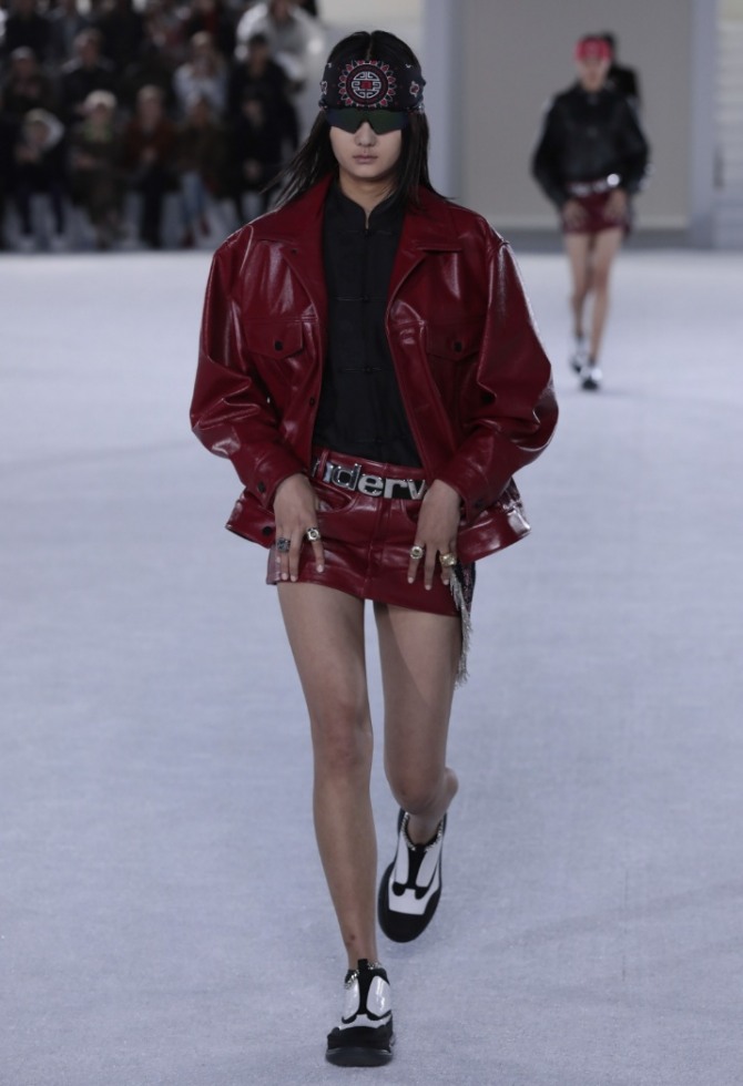 темно-красная дамская куртка из лаковой кожи от Alexander Wang