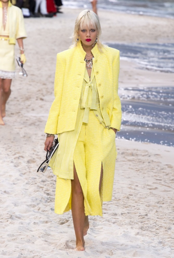 костюмы весна 2019 от Chanel - желтый комплект с юбкой-брюками, разрезанными спереди