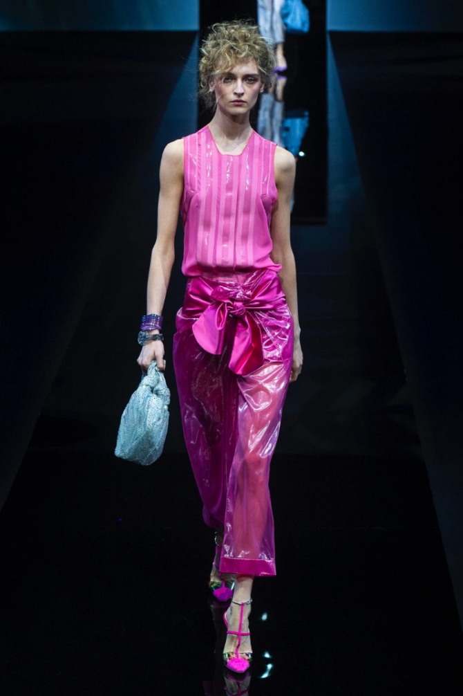 супер модный наряд в розовых тонах с брюками и топом для молодой женщины - ресторан 8 марта