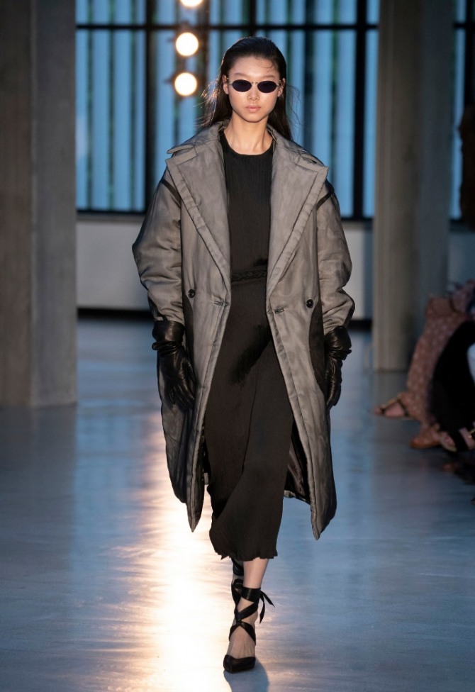 какие женские пальто модные весной 2019 года - с большими прямоугольными лацканами