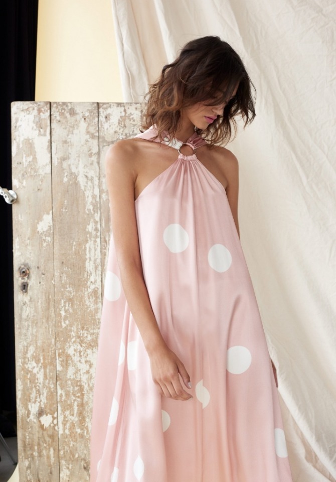 розовое платье с обнаженным верхом с большими белыми горошинами