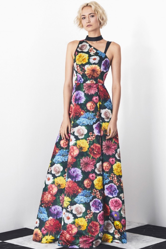 модное летнее платье в пол с асимметричным верхом с крупным ярким цветным флористическим принтом на черном фоне и голыми плечами