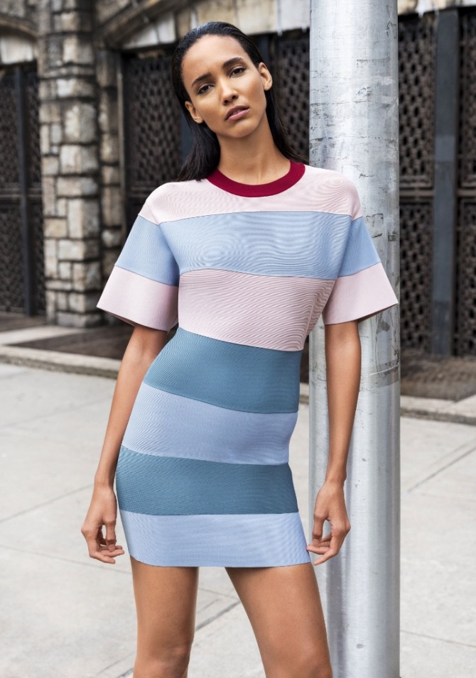 летнее платье 2019 с круглой горловиной и короткими рукавами, длина - мини, голубые и розовые блоки-полосы