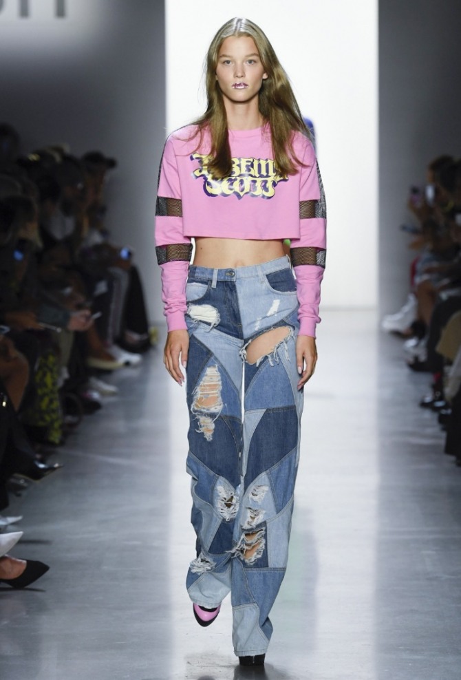 модель для девушки: рваные джинсы в стиле печворк со множественными дырками, трехцветные - тренд сезона Весна-Лето 2019