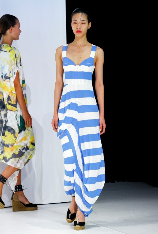белое летнее платье в голубую полоску в морском стиле