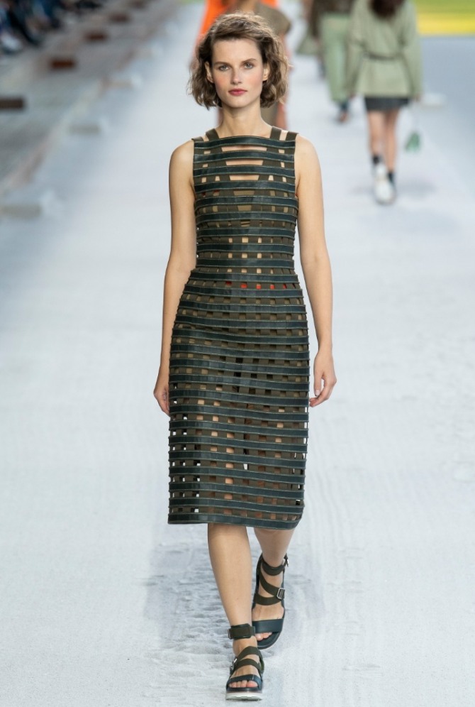 летнее минималистическое платье-сетка ткань из полос похожа на решетку